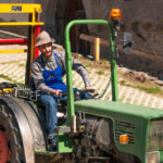 Buonomemes sitzt auf einem Traktor