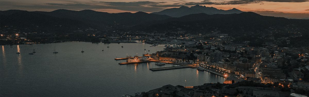 Blick auf Portoferraio beim Wandern auf Elba